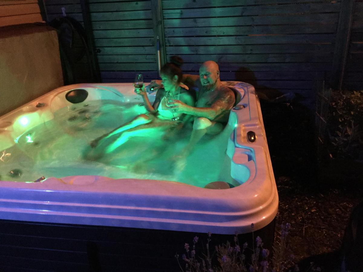 Love-Nest With Private Hot Tub Toronto Zewnętrze zdjęcie